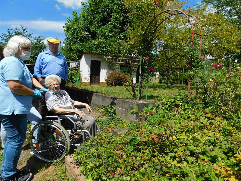 News_Wünschewagen-Fr. H. im Garten