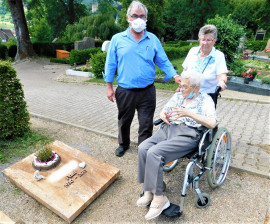News_Wünschewagen-Fr. H. auf dem Friedhof