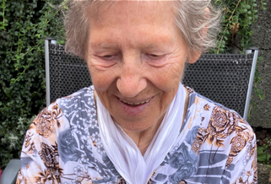 Frau Stoiber bei der Namensziehung.
